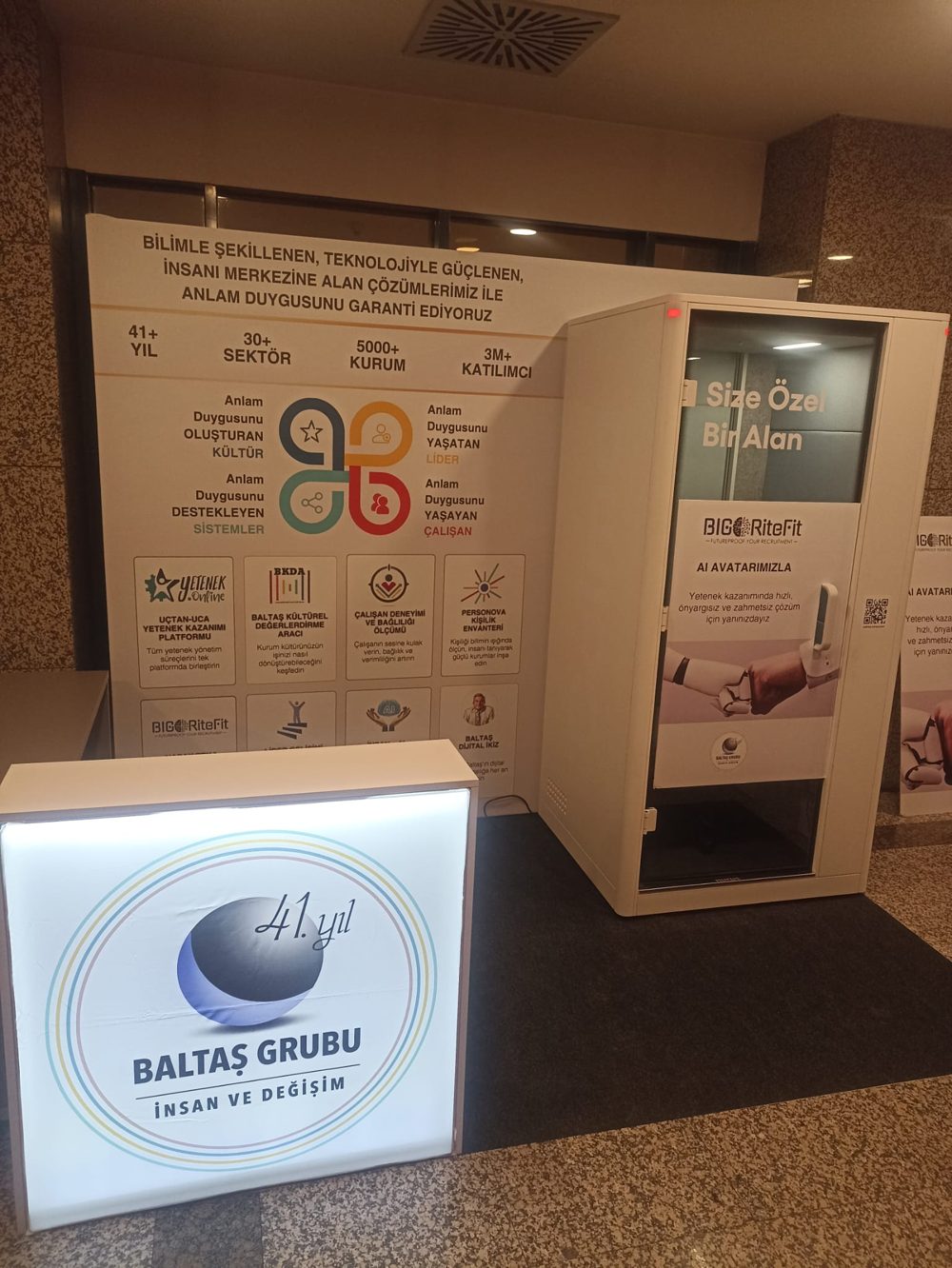 BIG RiteFit yapay zekâ mülakat kabini ve ürün paneli